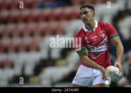 Leigh, Regno Unito. 19th Ott 2022. Leigh Sports Village, Leigh, Lancashire, 19th ottobre 2022 Rugby League World Cup 2021 Wales Rugby League vs Cook Irelands Rugby League Dalton Grant of Wales Rugby League Credit: Touchlinepics/Alamy Live News Foto Stock