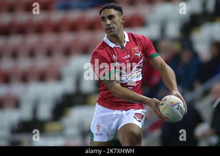 Leigh, Regno Unito. 19th Ott 2022. Leigh Sports Village, Leigh, Lancashire, 19th ottobre 2022 Rugby League World Cup 2021 Wales Rugby League vs Cook Irelands Rugby League Dalton Grant of Wales Rugby League Credit: Touchlinepics/Alamy Live News Foto Stock