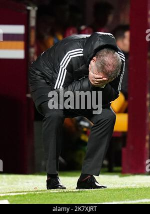 Il manager celtico Ange Postecoglou sul touch line durante la finale della Premier Sports Cup a Fir Park, Motherwell. Data immagine: Mercoledì 19 ottobre 2022. Foto Stock