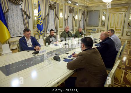 Kiev, Ucraina. 19th Ott 2022. Il presidente ucraino Volodymyr Zelenskyy, di sinistra, ospita un incontro bilaterale faccia a faccia con il ministro degli Esteri greco Nikos Dendias, di destra, al Palazzo Mariinskyi, 19 ottobre 2022 a Kyiv Ucraina. Credit: Ufficio stampa presidenziale Ucraina/Presidenza Ucraina/Alamy Live News Foto Stock