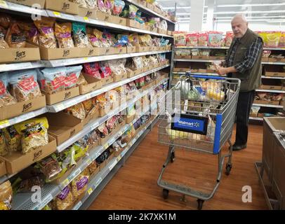 Vancouver, Canada. 19th Ott 2022. Un uomo negozi di cibo in un supermercato a Vancouver, British Columbia, Canada, il 19 ottobre 2022. L'indice dei prezzi al consumo (CPI) del Canada è aumentato 6,9 per cento in settembre su una base di anno in anno, decelerando da 7 per cento in agosto, Statistics Canada ha detto il mercoledì. Credit: Liang Sen/Xinhua/Alamy Live News Foto Stock