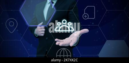 Man Standing tenendo il tablet e premendo il pulsante virtuale. Uomo d'affari che trasporta l'interruttore di tocco del pattino che mostra le nuove tecnologie futuristiche. Foto Stock