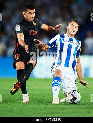 Andoni Gorosabel di Real Sociedad e Rodrigo Battaglia di RCD Mallorca durante la partita la Liga tra Real Sociedad e RCD Mallorca si sono esibiti presso lo Stadio reale Arena il 19 ottobre 2022 a San Sebastian, Spagna. (Foto di Cesar Ortiz / PRESSIN) Foto Stock