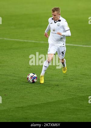 Swansea, Regno Unito. 18th Ott 2022. Ollie Cooper della città di Swansea in azione. Incontro del campionato EFL Skybet, Swansea City / Reading al Swansea.com° stadio di Swansea, Galles, martedì 18th ottobre 2022. Questa immagine può essere utilizzata solo per scopi editoriali. Solo per uso editoriale, licenza richiesta per uso commerciale. Non è utilizzabile nelle scommesse, nei giochi o nelle pubblicazioni di un singolo club/campionato/giocatore. pic di Andrew Orchard/Andrew Orchard sports photography/Alamy Live news Credit: Andrew Orchard sports photography/Alamy Live News Foto Stock