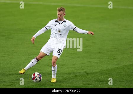 Swansea, Regno Unito. 18th Ott 2022. Ollie Cooper della città di Swansea in azione. Incontro del campionato EFL Skybet, Swansea City / Reading al Swansea.com° stadio di Swansea, Galles, martedì 18th ottobre 2022. Questa immagine può essere utilizzata solo per scopi editoriali. Solo per uso editoriale, licenza richiesta per uso commerciale. Non è utilizzabile nelle scommesse, nei giochi o nelle pubblicazioni di un singolo club/campionato/giocatore. pic di Andrew Orchard/Andrew Orchard sports photography/Alamy Live news Credit: Andrew Orchard sports photography/Alamy Live News Foto Stock