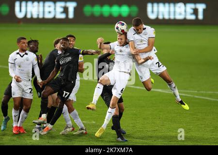 Swansea, Regno Unito. 18th Ott 2022. Harry Darling della città di Swansea (6) e Nathan Wood della città di Swansea (r) saltano entrambi per la stessa intestazione. Incontro del campionato EFL Skybet, Swansea City / Reading al Swansea.com° stadio di Swansea, Galles, martedì 18th ottobre 2022. Questa immagine può essere utilizzata solo per scopi editoriali. Solo per uso editoriale, licenza richiesta per uso commerciale. Non è utilizzabile nelle scommesse, nei giochi o nelle pubblicazioni di un singolo club/campionato/giocatore. pic di Andrew Orchard/Andrew Orchard sports photography/Alamy Live news Credit: Andrew Orchard sports photography/Alamy Live News Foto Stock