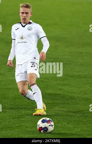 Swansea, Regno Unito. 18th Ott 2022. Ollie Cooper della città di Swansea in azione. Incontro del campionato EFL Skybet, Swansea City / Reading al Swansea.com° stadio di Swansea, Galles, martedì 18th ottobre 2022. Questa immagine può essere utilizzata solo per scopi editoriali. Solo per uso editoriale, licenza richiesta per uso commerciale. Non è utilizzabile nelle scommesse, nei giochi o nelle pubblicazioni di un singolo club/campionato/giocatore. pic di Andrew Orchard/Andrew Orchard sports photography/Alamy Live news Credit: Andrew Orchard sports photography/Alamy Live News Foto Stock