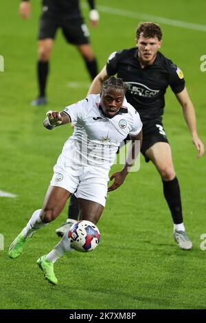 Swansea, Regno Unito. 18th Ott 2022. Michael Obafemi della città di Swansea in azione. Incontro del campionato EFL Skybet, Swansea City / Reading al Swansea.com° stadio di Swansea, Galles, martedì 18th ottobre 2022. Questa immagine può essere utilizzata solo per scopi editoriali. Solo per uso editoriale, licenza richiesta per uso commerciale. Non è utilizzabile nelle scommesse, nei giochi o nelle pubblicazioni di un singolo club/campionato/giocatore. pic di Andrew Orchard/Andrew Orchard sports photography/Alamy Live news Credit: Andrew Orchard sports photography/Alamy Live News Foto Stock