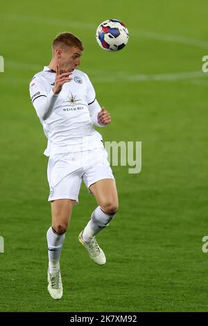 Swansea, Regno Unito. 18th Ott 2022. Jay Fulton della città di Swansea in azione. Incontro del campionato EFL Skybet, Swansea City / Reading al Swansea.com° stadio di Swansea, Galles, martedì 18th ottobre 2022. Questa immagine può essere utilizzata solo per scopi editoriali. Solo per uso editoriale, licenza richiesta per uso commerciale. Non è utilizzabile nelle scommesse, nei giochi o nelle pubblicazioni di un singolo club/campionato/giocatore. pic di Andrew Orchard/Andrew Orchard sports photography/Alamy Live news Credit: Andrew Orchard sports photography/Alamy Live News Foto Stock