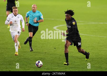 Swansea, Regno Unito. 18th Ott 2022. Ovie Ejaria di lettura FC in azione. Incontro del campionato EFL Skybet, Swansea City / Reading al Swansea.com° stadio di Swansea, Galles, martedì 18th ottobre 2022. Questa immagine può essere utilizzata solo per scopi editoriali. Solo per uso editoriale, licenza richiesta per uso commerciale. Non è utilizzabile nelle scommesse, nei giochi o nelle pubblicazioni di un singolo club/campionato/giocatore. pic di Andrew Orchard/Andrew Orchard sports photography/Alamy Live news Credit: Andrew Orchard sports photography/Alamy Live News Foto Stock