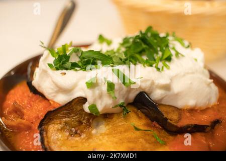 Melanzane in salsa di pomodoro e formaggio feta. Piatto greco in padella ad Atene Foto Stock