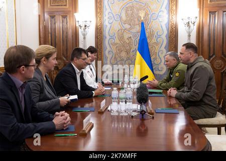 Kiev, Ucraina. 19th Ott 2022. Ucraina Capo dell'Ufficio Presidenziale Andriy Yermak, a destra, durante un incontro faccia a faccia con il commissario europeo Janez Lenarcic, a sinistra, al Palazzo Mariinskyi, 19 ottobre 2022 a Kiev Ucraina. Credit: Ufficio stampa presidenziale Ucraina/Presidenza Ucraina/Alamy Live News Foto Stock