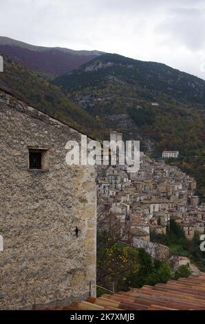 Panoramica di Pacentro (AQ) - uno dei borghi più belli d'Italia: Il paese dei nonni della pop star Madonna - Abruzzo - Italia Foto Stock