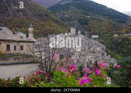 Panoramica di Pacentro (AQ) - uno dei borghi più belli d'Italia: Il paese dei nonni della pop star Madonna - Abruzzo - Italia Foto Stock