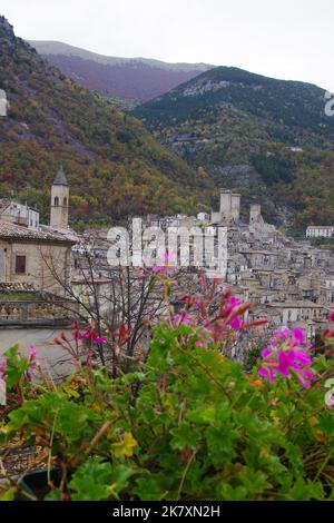 Panoramica di Pacentro (AQ) - uno dei borghi più belli d'Italia: Il paese dei nonni della pop star Madonna - Abruzzo - Italia Foto Stock