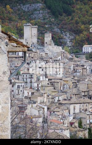 Panoramica di Pacentro (AQ) - uno dei borghi più belli d'Italia: Il paese dei nonni della pop star Madonna - Abruzzo - Italia Foto Stock