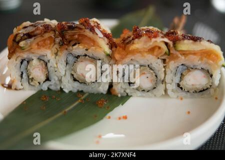 Sushi in involtini di riso, con gamberi fritti e huove rosso Foto Stock