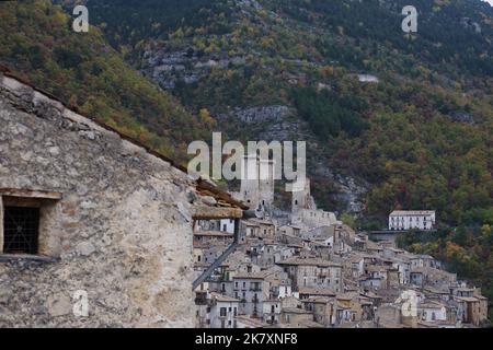 Panoramica di Pacentro (AQ) - uno dei borghi più belli d'Italia: Il paese dei nonni della pop star Madonna - Abruzzo - Italia Foto Stock