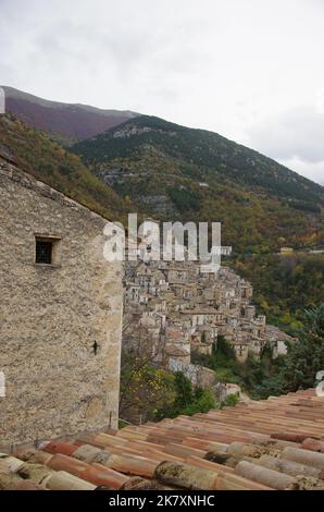 Panoramica di Pacentro (AQ) - uno dei borghi più belli d'Italia: Il paese dei nonni della pop star Madonna - Abruzzo - Italia Foto Stock