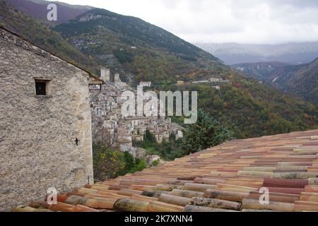 Panoramica di Pacentro (AQ) - uno dei borghi più belli d'Italia: Il paese dei nonni della pop star Madonna - Abruzzo - Italia Foto Stock