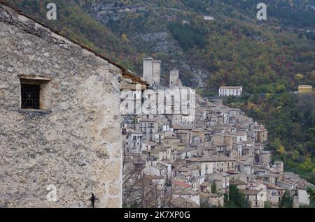 Panoramica di Pacentro (AQ) - uno dei borghi più belli d'Italia: Il paese dei nonni della pop star Madonna - Abruzzo - Italia Foto Stock