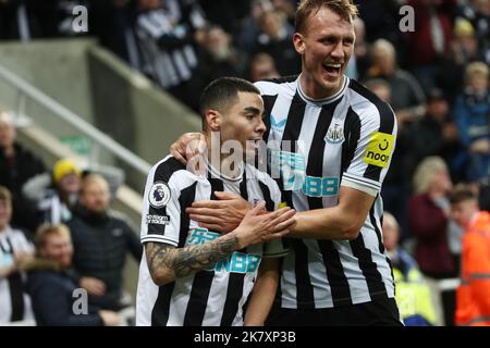 Newcastle, Regno Unito. 19th ottobre 2022. Miguel Almiron del Newcastle United festeggia con Dan Burn dopo aver segnato il loro primo gol durante la partita della Premier League tra Newcastle United ed Everton al St. James's Park, Newcastle, mercoledì 19th ottobre 2022. (Credit: Marco Fletcher | NOTIZIE MI) Credit: NOTIZIE MI & Sport /Alamy Live News Foto Stock