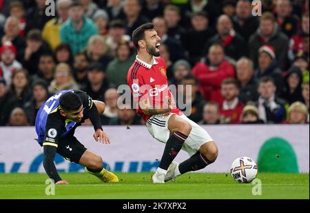 Il Cristian Romero di Tottenham Hotspur fouls Bruno Fernandes del Manchester United durante la partita della Premier League a Old Trafford, Manchester. Data immagine: Mercoledì 19 ottobre 2022. Foto Stock