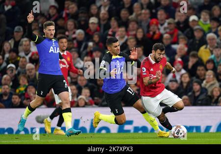 Il Cristian Romero di Tottenham Hotspur fouls Bruno Fernandes del Manchester United durante la partita della Premier League a Old Trafford, Manchester. Data immagine: Mercoledì 19 ottobre 2022. Foto Stock