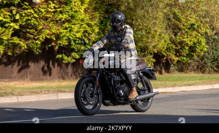 Uomo in sella a una motocicletta Triumph Bonneville T120 Black da 2022 1200 cc Foto Stock