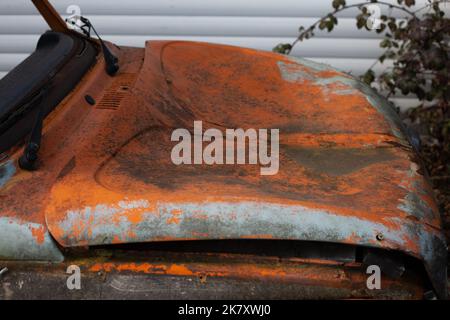 Cofano auto arrugginito Foto Stock