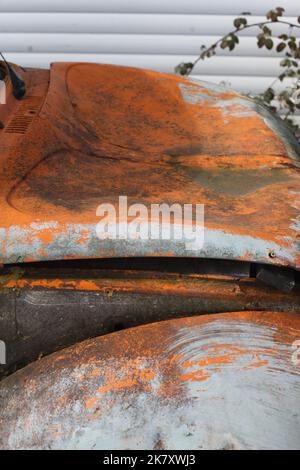 Cofano auto arrugginito Foto Stock