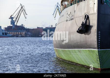 San Pietroburgo, Russia - 21 febbraio 2020: Il rompighiaccio sovietico Krasin è ormeggiato al fiume Neva a San Pietroburgo Foto Stock