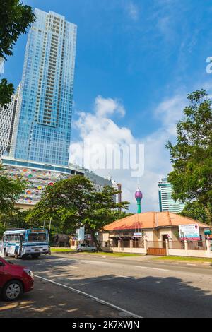 Colombo, Sri Lanka - 3 dicembre 2021: Centro della città di Colombo, vista verticale della strada con grattacieli e automobili Foto Stock