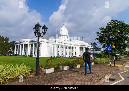 Colombo, Sri Lanka - 3 dicembre 2021: Un uomo a piedi vicino al Municipio di Colombo, la sede del Consiglio Comunale di Colombo e l'ufficio del Th Foto Stock