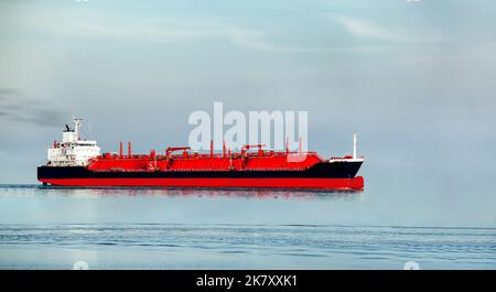 Petroliera petrolchimica lunga in mare aperto con 3 serbatoi rossi per gas liquefatto, industria di raffinazione navi da carico navigano in alto mare unde Foto Stock