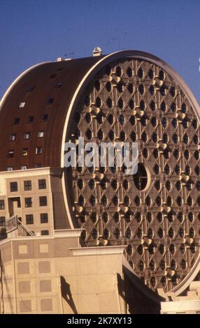 Gennaio 1.198 edifici residenziali contemporanei in cemento di Les Arenes de Picasso a Noisy-le-Grand (Grand Paris) dell'architetto spagnolo-francese Manuel Nunez Yanowsky. Questo sorprendente capolavoro architettonico ospita 540 alloggi sociali, boutique e una scuola secondaria. La piazza ottagonale contiene il parco giochi, progettazione paesaggistica con l'uso di elementi prefabbricati. Credit Image: © Kevin McKiernan/ZUMA Press Wire). Foto Stock