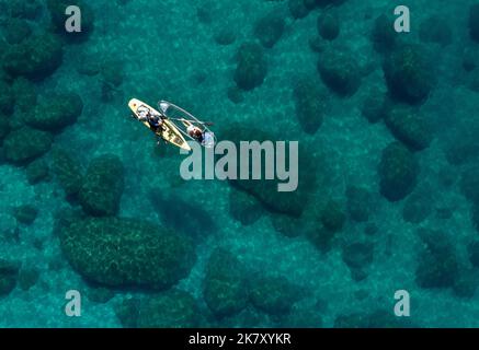 Carson City, Nevada, Stati Uniti. 15th Ott 2022. Due kayakers galleggiano sulle acque cristalline del lago Tahoe. (Credit Image: © Marty Bicek/ZUMA Press Wire) Foto Stock