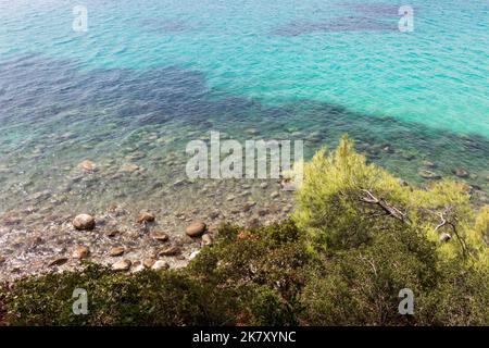 Akti Koviou spiaggia sulla penisola di Sithonia, Chalkidiki, Grecia. Vacanza estiva viaggio vacanza sfondo concetto. Foto Stock