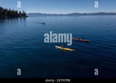 Carson City, Nevada, Stati Uniti. 15th Ott 2022. I kayakers galleggiano sulle acque blu limpide del lago Tahoe. (Credit Image: © Marty Bicek/ZUMA Press Wire) Foto Stock