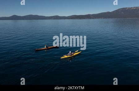 Carson City, Nevada, Stati Uniti. 15th Ott 2022. I kayakers galleggiano sulle acque blu limpide del lago Tahoe. (Credit Image: © Marty Bicek/ZUMA Press Wire) Foto Stock