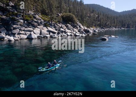 Carson City, Nevada, Stati Uniti. 15th Ott 2022. Un kayaker galleggia sulle limpide acque blu del lago Tahoe. (Credit Image: © Marty Bicek/ZUMA Press Wire) Foto Stock