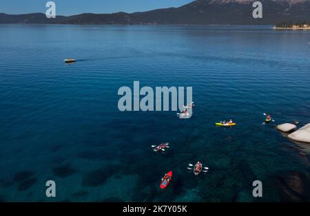 Carson City, Nevada, Stati Uniti. 15th Ott 2022. I kayakers galleggiano sulle acque blu limpide del lago Tahoe. (Credit Image: © Marty Bicek/ZUMA Press Wire) Foto Stock