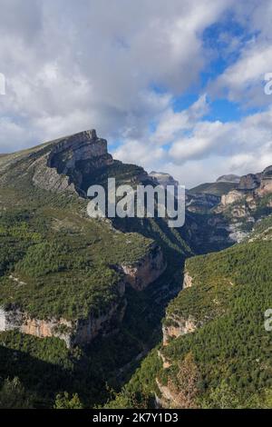 Magnifica vista sulle montagne, affioramenti rocciosi e canyon del Canone de Anisclo (canyon Anisclo) nei Pirenei spagnoli Foto Stock