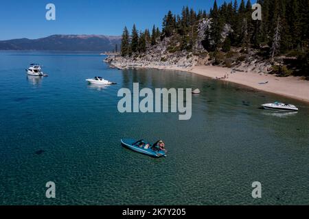 Carson City, Nevada, Stati Uniti. 15th Ott 2022. I boaters costeggiano la riva del lago Tahoe. (Credit Image: © Marty Bicek/ZUMA Press Wire) Foto Stock