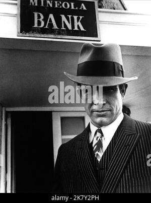 Warren Beatty Film: Bonnie and Clyde (USA 1967) personaggi: Clyde Barrow regista: Arthur Penn 18 luglio 1967 **AVVERTIMENTO** questa fotografia è solo per uso editoriale ed è copyright di WARNER BROS. E/o il fotografo assegnato dalla Film o dalla Società di produzione e può essere riprodotto solo da pubblicazioni in concomitanza con la promozione del film di cui sopra. Un credito obbligatorio a WARNER BROS. è obbligatorio. Il fotografo deve essere accreditato anche quando è noto. Nessun uso commerciale può essere concesso senza autorizzazione scritta da parte della Film Company. Foto Stock