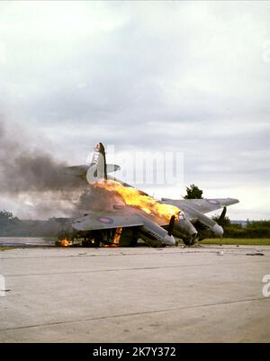 Burning Mosquito Film: 633 Squadron (1964) regista: Walter Grauman 01 aprile 1964 **AVVERTENZA** questa fotografia è solo per uso editoriale ed è copyright di UNITED ARTISTS e/o del fotografo assegnato dalla Film o dalla Production Company e può essere riprodotta solo da pubblicazioni in concomitanza con la promozione del film di cui sopra. È richiesto un credito obbligatorio per GLI ARTISTI UNITI. Il fotografo deve essere accreditato anche quando è noto. Nessun uso commerciale può essere concesso senza autorizzazione scritta da parte della Film Company. Foto Stock