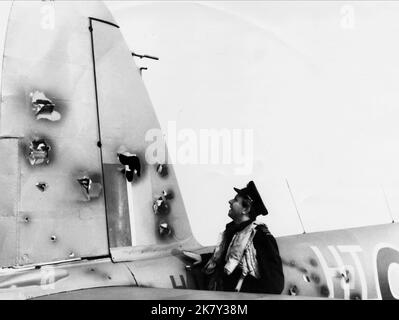 Angus Lennie Film: 633 Squadron (1964) personaggi: Flying Officer Hoppy Hopkinson regista: Walter Grauman 01 aprile 1964 **AVVERTENZA** questa fotografia è solo per uso editoriale ed è copyright di UNITED ARTISTS e/o del fotografo assegnato dalla Film o dalla Production Company e può essere riprodotta solo da pubblicazioni in concomitanza con la promozione del film di cui sopra. È richiesto un credito obbligatorio per GLI ARTISTI UNITI. Il fotografo deve essere accreditato anche quando è noto. Nessun uso commerciale può essere concesso senza autorizzazione scritta da parte della Film Company. Foto Stock