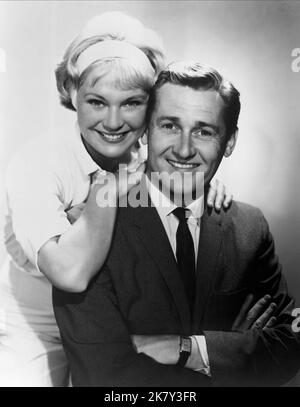 Connie Hines & Alan Young Televisione: Mister ed (serie TV) personaggi: Carol Post, Wilbur Post USA 1958-1966, 05 gennaio 1961 **AVVERTENZA** questa fotografia è solo per uso editoriale ed è copyright di CBS e/o del fotografo assegnato dalla Film o Production Company e può essere riprodotta solo da pubblicazioni in concomitanza con la promozione del film di cui sopra. È richiesto un credito obbligatorio a CBS. Il fotografo deve essere accreditato anche quando è noto. Nessun uso commerciale può essere concesso senza autorizzazione scritta da parte della Film Company. Foto Stock