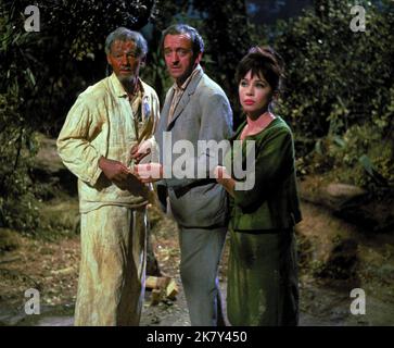 David Opatoshu, David Niven & Leslie Caron Film: Guns of Darkness (1962) personaggi: Presidente Rivera, Tom Jordan, Claire Jordan regista: Anthony Asquith 17 agosto 1962 **AVVERTENZA** questa fotografia è solo per uso editoriale ed è copyright del BRITANNICO ASSOCIATO e/o del fotografo assegnato dalla Film o Production Company e può essere riprodotta solo da pubblicazioni in concomitanza con la promozione del film di cui sopra. È richiesto un credito obbligatorio per IL REGNO UNITO ASSOCIATO. Il fotografo deve essere accreditato anche quando è noto. Nessun uso commerciale può essere concesso senza l'autorizzazione scritta f Foto Stock