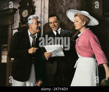 Cesar Romero, Frank Sinatra & Deborah Kerr Film: Matrimonio sulle rocce (USA 1965) personaggi: Miguel Santos,Dan Edwards & Valerie Edwards regista: Jack Donohue 16 settembre 1965 **AVVERTIMENTO** questa fotografia è solo per uso editoriale ed è il copyright di WARNER BROS. E/o il fotografo assegnato dalla Film o dalla Società di produzione e può essere riprodotto solo da pubblicazioni in concomitanza con la promozione del film di cui sopra. Un credito obbligatorio a WARNER BROS. è obbligatorio. Il fotografo deve essere accreditato anche quando è noto. Nessun uso commerciale può essere concesso senza l'autorizzazione scritta di Foto Stock